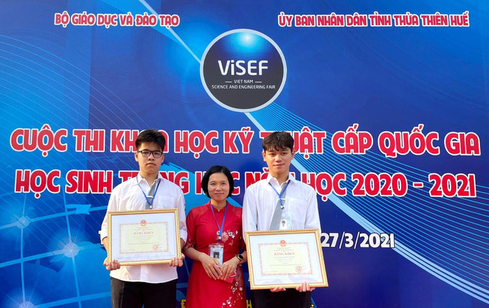 Giáo viên hướng dẫn Lê Thị Thúy và hai bạn học sinh Đỗ Gia Khánh (bên phải ảnh) và Ngô Gia Bảo - Trường Trung học phổ thông Chuyên Hà Nội - Amsterdam đạt giải Nhì cuộc thi Khoa học Kĩ thuật cấp Quốc gia học sinh Trung học năm 2021 vừa được tổ chức tại Thừa Thiên - Huế. Ảnh: Nhân vật cung cấp. Giáo viên hướng dẫn Lê Thị Thúy và hai bạn học sinh Đỗ Gia Khánh (bên phải ảnh) và Ngô Gia Bảo - Trường Trung học phổ thông Chuyên Hà Nội - Amsterdam đạt giải Nhì cuộc thi Khoa học Kĩ thuật cấp Quốc gia học sinh Trung học năm 2021 vừa được tổ chức tại Thừa Thiên - Huế. Ảnh: Nhân vật cung cấp.