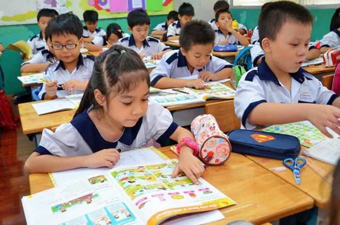 Với tiếng Anh ở lớp 1 chủ yếu là để các con làm quen, thông qua kênh nghe để tiếp thu kiến thức. Ảnh minh họa: H.A. Với tiếng Anh ở lớp 1 chủ yếu là để các con làm quen, thông qua kênh nghe để tiếp thu kiến thức. Ảnh minh họa: H.A.