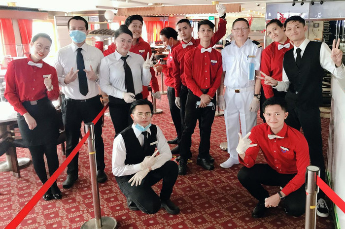 Khánh Linh và các bạn cùng thực tập trên tàu du lịch tại Singapore. Ảnh: NVCC. Khánh Linh và các bạn cùng thực tập trên tàu du lịch tại Singapore. Ảnh: NVCC.