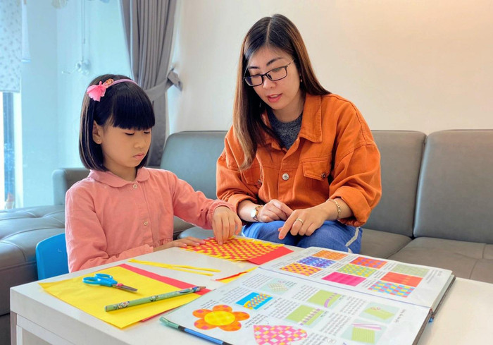 Dù trẻ bé hay lớn thì chúng ta cần phải nói chuyện này với trẻ thể hiện sự tôn trọng coi con như người lớn, việc này khuyến khích trẻ có suy nghĩ nghiêm túc về mọi việc khi nghỉ ở nhà. Ảnh: Nhân vật cung cấp.