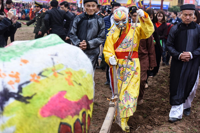 Theo ghi chép của cuốn “Việt lược sử” biên soạn vào thời Trần, năm Đinh Hợi (987), Vua Lê Đại Hành về cày tịch điền ở Đọi Sơn, mở đầu một phong tục đẹp để các vị vua triều đại sau noi gương khuyến nông. Ảnh: Tùng Dương.