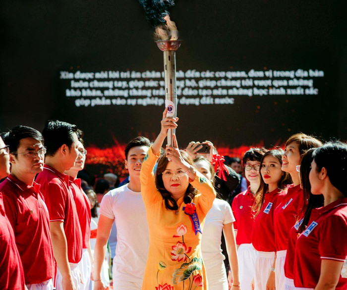 Nhà giáo Trần Thị Hải Yến - Hiệu trưởng Trường Trung học phổ thông Trần Phú (quận Hoàn Kiếm, Hà Nội) trong lễ kỉ niệm 60 năm ngày thành lập trường. Ảnh: NVCC. Nhà giáo Trần Thị Hải Yến - Hiệu trưởng Trường Trung học phổ thông Trần Phú (quận Hoàn Kiếm, Hà Nội) trong lễ kỉ niệm 60 năm ngày thành lập trường. Ảnh: NVCC.