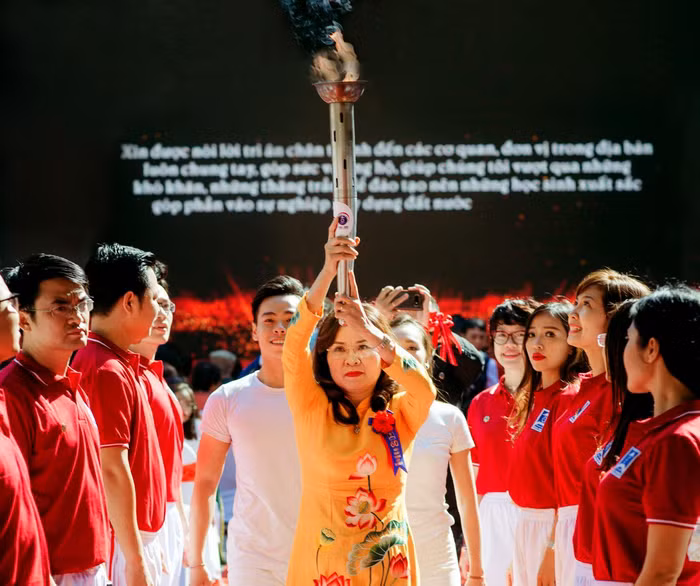 Nhà giáo Trần Thị Hải Yến - Hiệu trưởng Trường Trung học phổ thông Trần Phú (quận Hoàn Kiếm, Hà Nội) trong lễ kỉ niệm 60 năm ngày thành lập trường. Ảnh: NVCC.