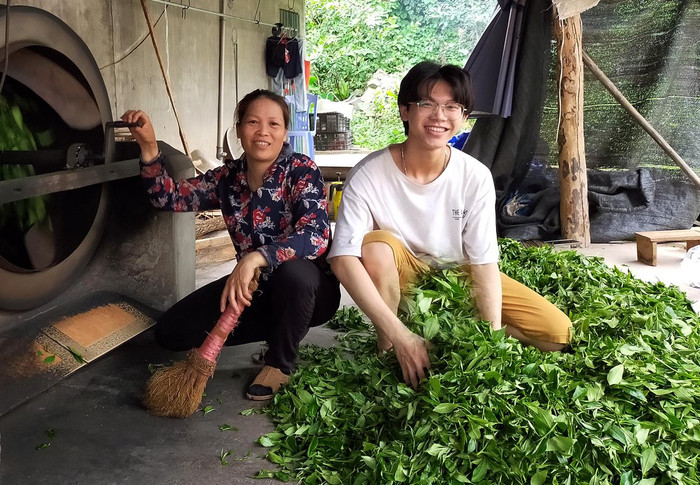 Ngoài giờ học tập, Chung còn phụ giúp mẹ xao chè, làm việc nhà. Ảnh: NVCC. Ngoài giờ học tập, Chung còn phụ giúp mẹ xao chè, làm việc nhà. Ảnh: NVCC.