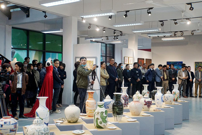 Trung tâm triển lãm nghệ thuật ứng dụng Art Gallery tại Trường Đại học Kiến Trúc Hà Nội vừa khai trương bằng triển lãm đầu tiên Chào Xuân Tân Sửu 2021 do Phó giáo sư, Tiến sỹ, Kiến trúc sư Vũ Hồng Cương - trưởng ban tổ chức triển khai. Ảnh: K.T. Trung tâm triển lãm nghệ thuật ứng dụng Art Gallery tại Trường Đại học Kiến Trúc Hà Nội vừa khai trương bằng triển lãm đầu tiên Chào Xuân Tân Sửu 2021 do Phó giáo sư, Tiến sỹ, Kiến trúc sư Vũ Hồng Cương - trưởng ban tổ chức triển khai. Ảnh: K.T.