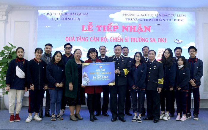 Thay mặt bộ đội Hải quân ở huyện đảo Trường Sa và Nhà giàn DK1, Chuẩn Đô đốc Phạm Văn Quang tiếp nhận quà tặng của nhà trường do nhà giáo Vũ Anh Tú - Phó Hiệu trưởng Trường Trung học Đoàn Thị Điểm, Hà Nội trao tặng. Ảnh: Mai Liên. Thay mặt bộ đội Hải quân ở huyện đảo Trường Sa và Nhà giàn DK1, Chuẩn Đô đốc Phạm Văn Quang tiếp nhận quà tặng của nhà trường do nhà giáo Vũ Anh Tú - Phó Hiệu trưởng Trường Trung học Đoàn Thị Điểm, Hà Nội trao tặng. Ảnh: Mai Liên.