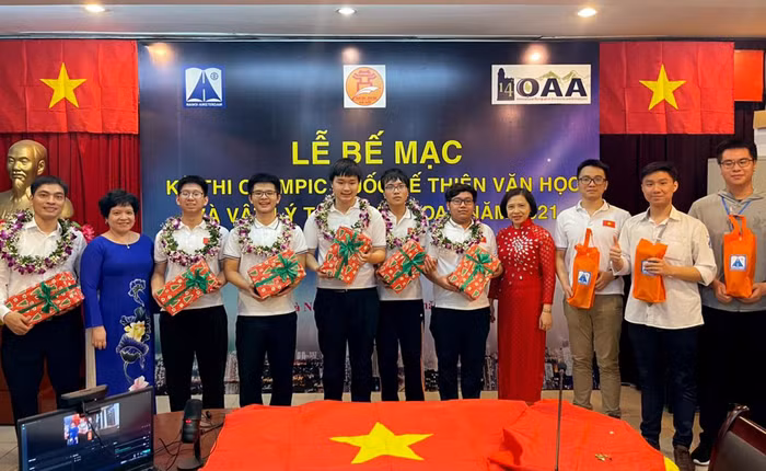Đội tuyển học sinh Việt Nam và các thầy cô tại buổi kết thúc Kì thi Thiên văn và Vật lí thiên văn quốc tế. Ảnh: NVCC.