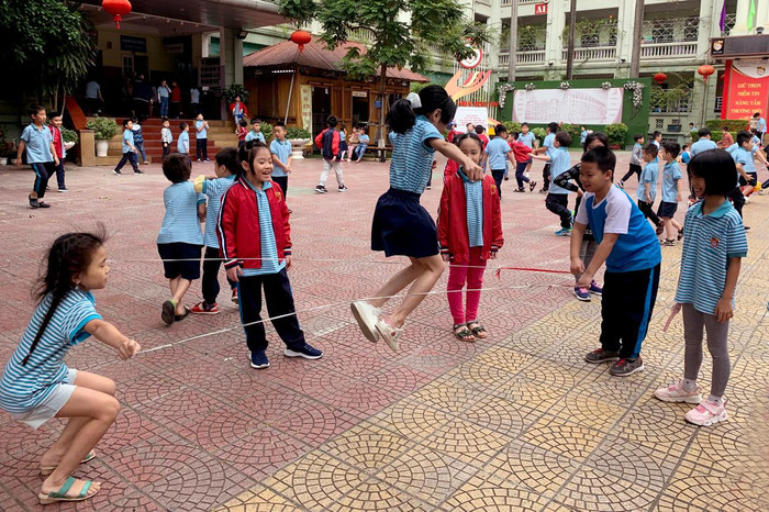 “Quan điểm của tôi, không cần phải đưa ra thêm một vị trí lãnh đạo nữa trong nhà trường, chỉ cần chọn đúng được một người hiệu trưởng có tầm, có tâm, có năng lực nhiệt huyết, không vụ lợi, quyết đoán, dám làm dám chịu,… một ban giám hiệu có năng lực thì chắc chắn sẽ phát triển được nhà trường một cách tốt nhất”, thầy Cường nói. Ảnh minh họa: T.D. “Quan điểm của tôi, không cần phải đưa ra thêm một vị trí lãnh đạo nữa trong nhà trường, chỉ cần chọn đúng được một người hiệu trưởng có tầm, có tâm, có năng lực nhiệt huyết, không vụ lợi, quyết đoán, dám làm dám chịu,… một ban giám hiệu có năng lực thì chắc chắn sẽ phát triển được nhà trường một cách tốt nhất”, thầy Cường nói. Ảnh minh họa: T.D.