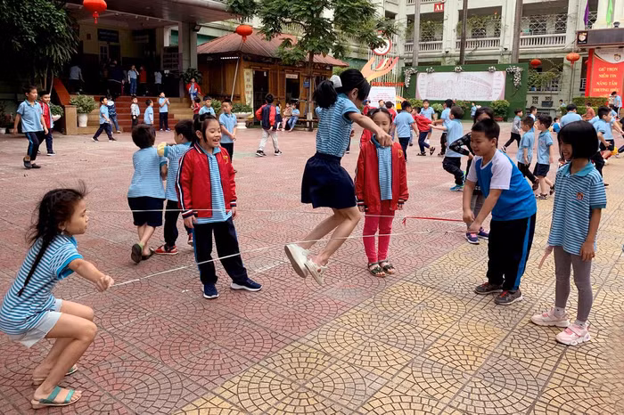 Trẻ em phải được ra ngoài môi trường, được đến trường học, chơi đùa với các bạn cùng trang lứa sẽ rất tốt cho sự phát triển cả thể chất lẫn tâm hồn. Ảnh minh họa: T.D.