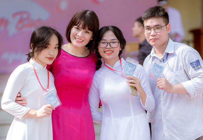 Nhà giáo Nguyễn Thị Nhiếp - Hiệu trưởng Trường Trung học phổ thông Yên Hoà và học trò. Ảnh: T.D. Nhà giáo Nguyễn Thị Nhiếp - Hiệu trưởng Trường Trung học phổ thông Yên Hoà và học trò. Ảnh: T.D.