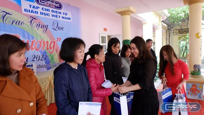 Bà Vũ Hồng Nhung - Trưởng phòng truyền thông Tạp chí điện tử Giáo dục Việt Nam trao quà nhân dịp Tết 2021 cho một số giáo viên có thành tích tốt trong công tác giáo dục tại Thị xã Phú Thọ. Ảnh: Lại Cường.