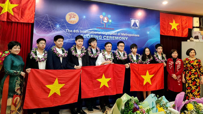 Các em học sinh Trường Trung học phổ thông chuyên Hà Nội - Amsterdam tham dự Cuộc thi Olympic quốc tế IOM lần thứ VI chụp ảnh với ban giám hiệu nhà trường . Ảnh: NVCC. Các em học sinh Trường Trung học phổ thông chuyên Hà Nội - Amsterdam tham dự Cuộc thi Olympic quốc tế IOM lần thứ VI chụp ảnh với ban giám hiệu nhà trường . Ảnh: NVCC.