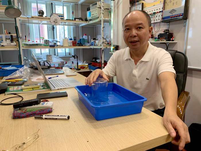 Thầy Túc nhận định: “Những bài đầu mỗi phần, mỗi chương nếu để học sinh tự đọc, tự học có hướng dẫn thì đây là một sai lầm rất lớn về chuyên môn". Ảnh: Tùng Dương. Thầy Túc nhận định: “Những bài đầu mỗi phần, mỗi chương nếu để học sinh tự đọc, tự học có hướng dẫn thì đây là một sai lầm rất lớn về chuyên môn". Ảnh: Tùng Dương.