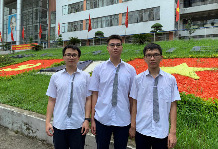 (Từ trái quá phải) Em Trần Quang Vinh, em Nguyễn Hoàng Nam, em Nguyễn Mạnh Quân là học sinh lớp 12 Trường Trung học phổ thông chuyên Hà Nội - Amsterdam đã tham dự Olympic Vật lý APhO 2021. Ảnh: Tùng Dương.