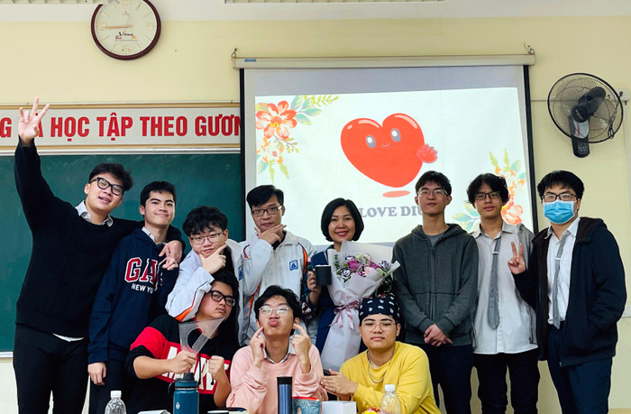 Cô Tình cho biết: &quot;Giá trị của việc luyện đề sẽ cao hơn rất nhiều nếu như học sinh thấy câu sai nhưng quay lại tìm hiểu căn kẽ nguyên nhân tại sao mình sai, sai ở phần nào…?&quot;. Ảnh: Nhân vật cung cấp.