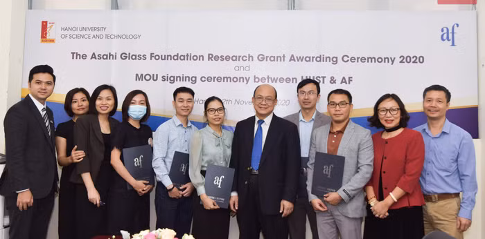 Buổi lễ ký kết online giữa Asahi Glass Foundation và Trường Đại học Bách khoa Hà Nội ngày 12/11/2020. Ảnh: Nhà trường cung cấp.
