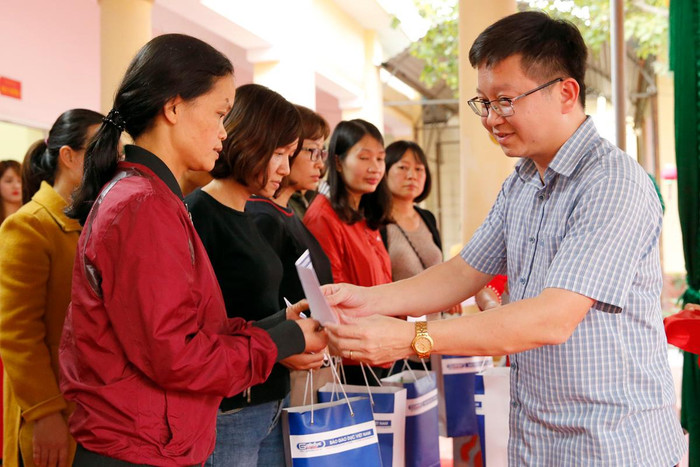 Ông Nguyễn Thanh Tùng - Trưởng phòng Lao động - Thương binh và Xã hội thị xã Phú Thọ trao quà cho các hộ nghèo trong chương trình thiện nguyện của Tạp chí điện tử Giáo dục Việt Nam. Ảnh: Tùng Dương.