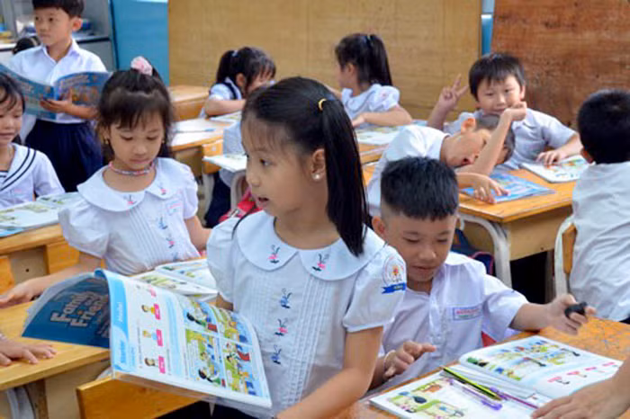 Trẻ lớp 1 học tiếng Anh. Ảnh minh họa: Tấn Thạnh.