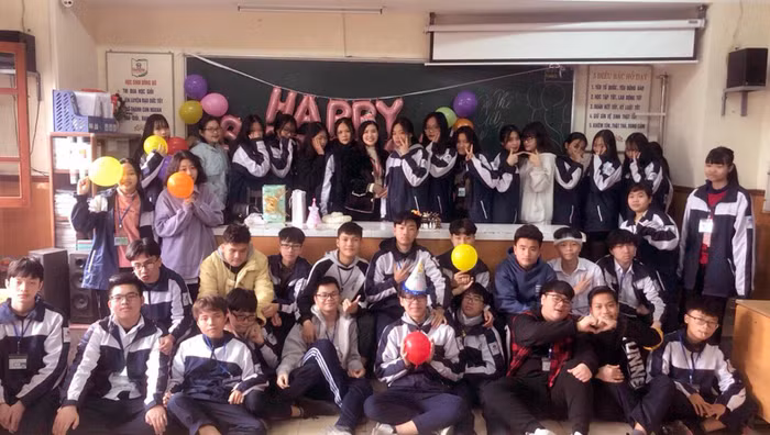 Bên cạnh vấn đề chuyên môn, các thầy cô thường xuyên hỗ trợ nhau về mảng hoạt động giúp cho học sinh ngoài việc học kiến thức chính khóa còn có thêm nhiều giờ ngoại khóa, nhờ đó mà chỉ số hạnh phúc của các em cũng được tăng lên. Ảnh: Nhân vật cung cấp.