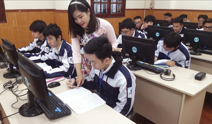 Việc áp dụng Công nghệ thông tin với những ví dụ sinh động như kể chuyện, xem video ngắn, trình chiếu…những vấn đề liên quan đến kiến thức lịch sử sắp học rồi từ đó tôi mới dẫn dắt học sinh vào bài giảng chính. Ảnh: Nhân vật cung cấp. Việc áp dụng Công nghệ thông tin với những ví dụ sinh động như kể chuyện, xem video ngắn, trình chiếu…những vấn đề liên quan đến kiến thức lịch sử sắp học rồi từ đó tôi mới dẫn dắt học sinh vào bài giảng chính. Ảnh: Nhân vật cung cấp.