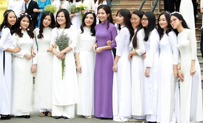 Cô giáo Phan Hồng Anh và các em học sinh Trường Trung học phổ thông chuyên Hà Nội - Amsterdam. Ảnh: Nhà trường cung cấp. Cô giáo Phan Hồng Anh và các em học sinh Trường Trung học phổ thông chuyên Hà Nội - Amsterdam. Ảnh: Nhà trường cung cấp.