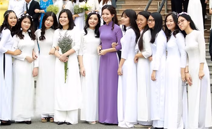 Cô giáo Phan Hồng Anh và các em học sinh Trường Trung học phổ thông chuyên Hà Nội - Amsterdam. Ảnh: Nhà trường cung cấp.