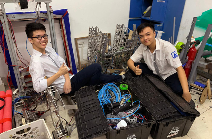 Những học sinh trong Câu lạc bộ Bobotis Trường Trung học phổ thông chuyên Hà Nội - Amsterdam thỏa sức sáng tạo tại phòng nghiên cứu của trường. Ảnh: Tùng Dương. Những học sinh trong Câu lạc bộ Bobotis Trường Trung học phổ thông chuyên Hà Nội - Amsterdam thỏa sức sáng tạo tại phòng nghiên cứu của trường. Ảnh: Tùng Dương.