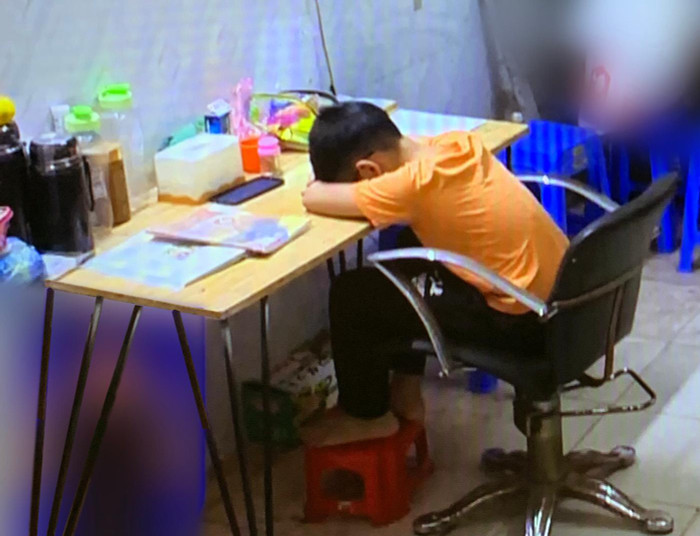 Theo bác sĩ Thu: "bây giờ mọi việc như vậy bị hạn chế, bị “giam” trong nhà đến gần 1 năm, các hoạt động thể chất cũng giảm theo, nhiều trẻ bị tăng cân, tâm lý bị ức chế cũng dẫn đến đau đầu, ngủ kém, thị lực cũng kém bởi nhìn màn hình quá lâu trong thời gian dài". Ảnh minh họa: T.D. Theo bác sĩ Thu: "bây giờ mọi việc như vậy bị hạn chế, bị “giam” trong nhà đến gần 1 năm, các hoạt động thể chất cũng giảm theo, nhiều trẻ bị tăng cân, tâm lý bị ức chế cũng dẫn đến đau đầu, ngủ kém, thị lực cũng kém bởi nhìn màn hình quá lâu trong thời gian dài". Ảnh minh họa: T.D.