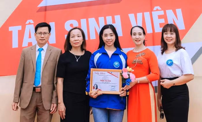 Sinh viên Trần Thị Hòa và mẹ (người mặc áo đen) cùng các thầy cô tại khoa Kinh tế đầu tư Trường Đại học Kinh tế và Quản trị kinh doanh (Đại học Thái Nguyên). Ảnh: NVCC.