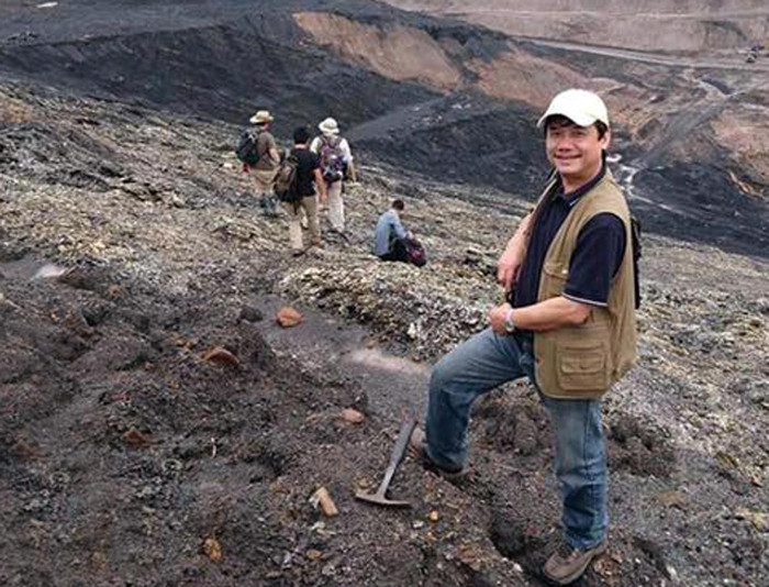 Tiến sĩ Phan Đông Pha trong một lần đi nghiên cứu thực địa tại một vùng mỏ. Ảnh: NVCC. Tiến sĩ Phan Đông Pha trong một lần đi nghiên cứu thực địa tại một vùng mỏ. Ảnh: NVCC.