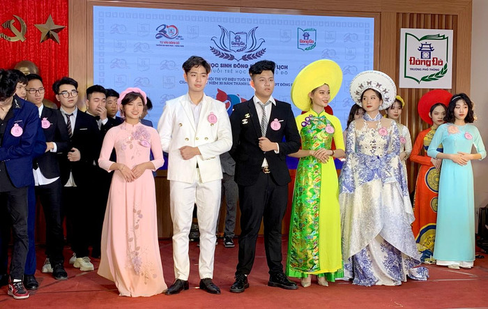 Top 05 học sinh vượt qua các phần đã vào đến vòng phỏng vấn kiến thức tại Hội thi học sinh Đông Đô thanh lịch năm 2021. Ảnh: Tùng Dương.