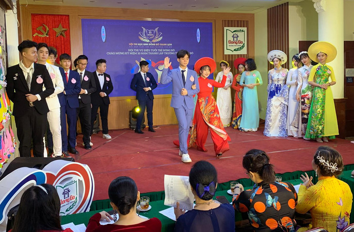 Tiết mục thi trang phục tự chọn của các thí sinh tham dự Hội thi học sinh Đông Đô thanh lịch năm 2021. Ảnh: Tùng Dương.