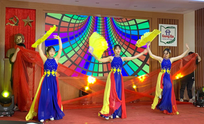 Phần múa thể hiện năng khiếu của học sinh Nguyễn Thu Hà tại Hội thi học sinh Đông Đô thanh lịch năm 2021. Ảnh: Tùng Dương.