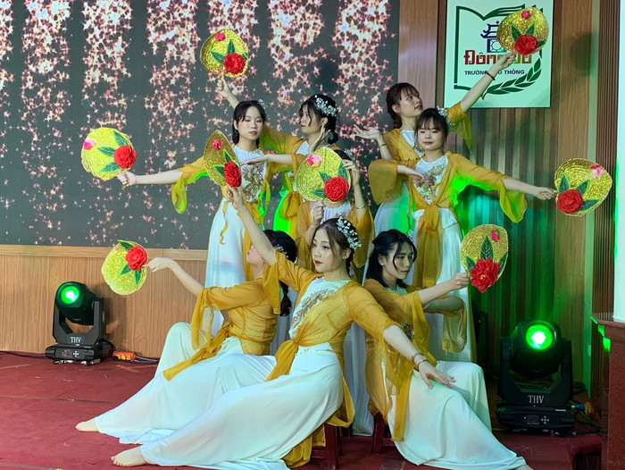 Mỗi tiết mục văn nghệ đều để lại những ấn tượng riêng. Ảnh: Tùng Dương.