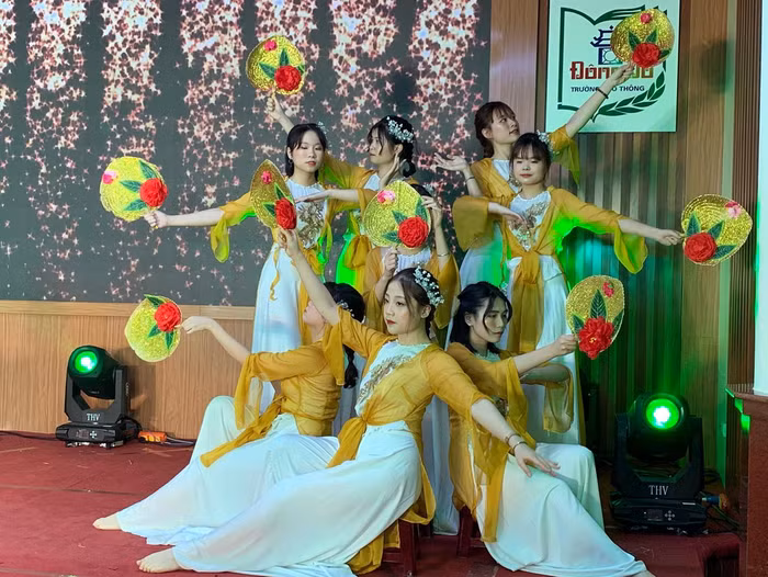 Mỗi tiết mục văn nghệ đều để lại những ấn tượng riêng. Ảnh: Tùng Dương.