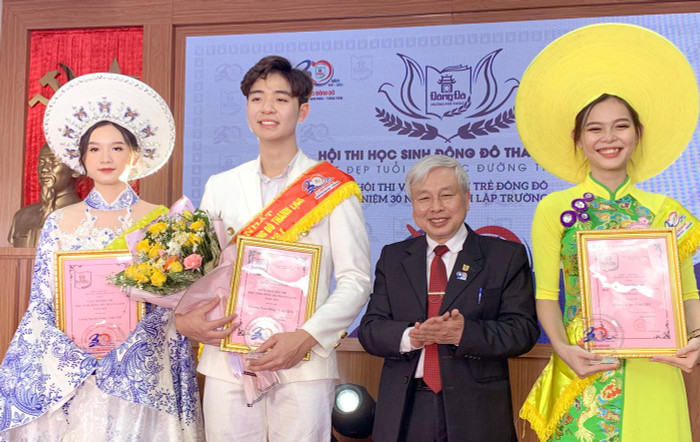 Tiến sĩ Võ Thế Quân - Hiệu trưởng Trường Trung học phổ thông Đông Đô trao tặng bằng khen cho các học sinh đạt giải tại hội thi. Từ trái qua phải: Lương Quỳnh Trang, lớp 12D1 - giải Nhì; Trương Nam Dũng lớp, 12D1 - giải Nhất; Lê Hoàng An, lớp 12D2 - giải Nhì. Ảnh: Tùng Dương.