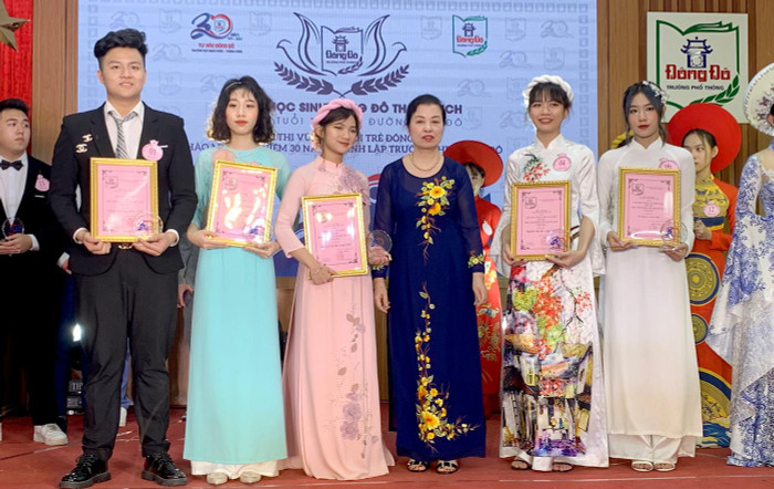 Nhà giáo Phạm Minh Hiệp - Chủ tịch Công đoàn nhà trường trao tặng bằng khen cho 05 học sinh đạt giải bình trọn tại Hội thi học sinh Đông Đô thanh lịch năm 2021. Ảnh: Tùng Dương.