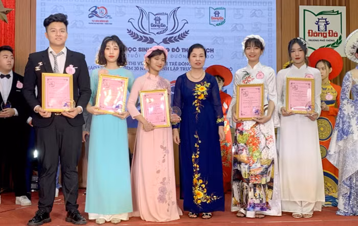 Nhà giáo Phạm Minh Hiệp - Chủ tịch Công đoàn nhà trường trao tặng bằng khen cho 05 học sinh đạt giải bình trọn tại Hội thi học sinh Đông Đô thanh lịch năm 2021. Ảnh: Tùng Dương.