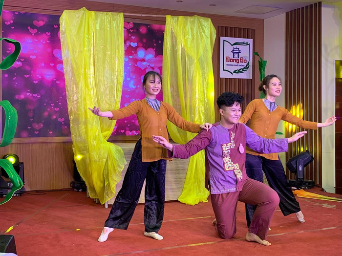 Phần thi thể hiện tài năng của học sinh Vương Vũ Trung Hiếu tại Hội thi học sinh Đông Đô thanh lịch năm 2021. Ảnh: Tùng Dương.