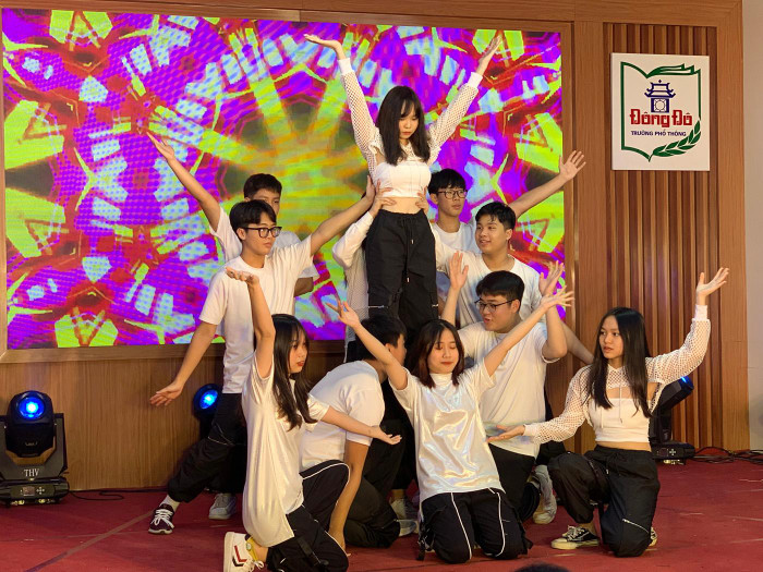 Tiết mục Vũ điệu tuổi trẻ của các em học sinh lớp 11D1. Ảnh: Tùng Dương.