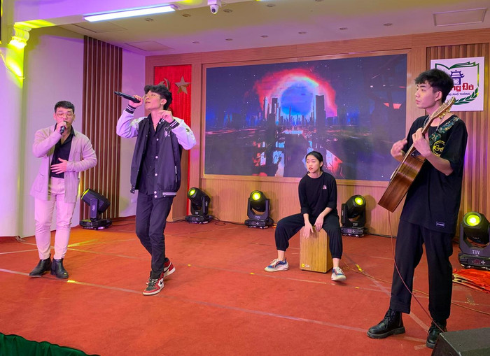 Học sinh Phạm Huy Hoàn thể hiện tài năng tại Hội thi học sinh Đông Đô thanh lịch năm 2021. Ảnh: Tùng Dương.