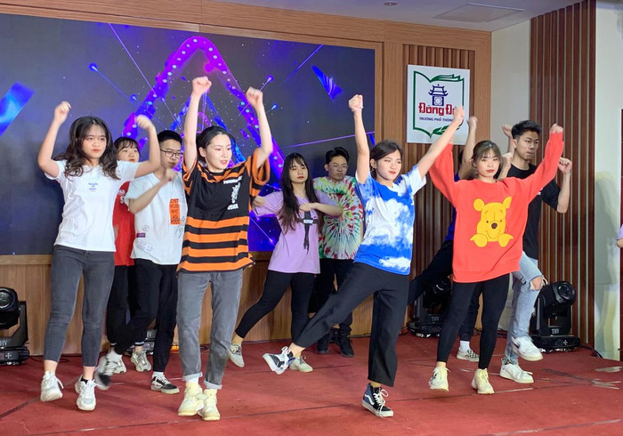 Tiết mục múa hiện đại của các em học sinh lớp 11D2. Ảnh: Tùng Dương.