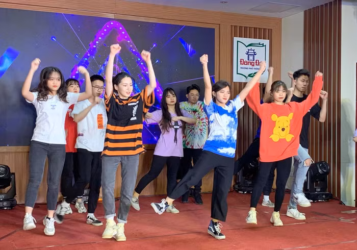 Tiết mục múa hiện đại của các em học sinh lớp 11D2. Ảnh: Tùng Dương.