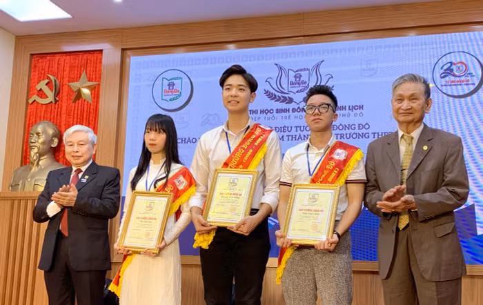 Tiến sĩ Võ Thế Quân - Hiệu trưởng Trường Trung học phổ thông Đông Đô trao tặng Giải thường Đông Đô cho các học sinh đã có thành tích suất sắc trong học tập và rèn luyện đạo đức. Từ trái qua phải: Mai Hải Linh, lớp 10D1; Trương Nam Dũng, lớp 12D1; Trần Ngọc Kiên, lớp 11D1. Ảnh: Tùng Dương.