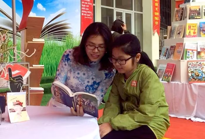 Từ phong trào xây dựng giá sách tại lớp 5A3, ban giám hiệu nhà trường đã phát động nhân rộng mô hình “giá sách lớp học” tới tất cả các lớp khác trong toàn trường. Ảnh: NVCC.