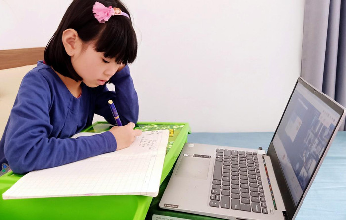 Cứ tìm hiểu và giúp đỡ trẻ từng chút như vậy khiến cho trẻ cảm thấy được quan tâm, động viên và dần sẽ có hứng thú tự giác học tập trong những ngày phải học ở nhà. Ảnh: Nhân vật cung cấp.