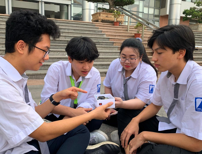 Vượt lên 1.249 bài dự thi, kết quả giải Nhất đã thuộc về đội Planeteers với 4 học sinh đến từ Trường Trung học phổ thông Chuyên Hà Nội - Amsterdam. Ảnh: Tùng Dương.