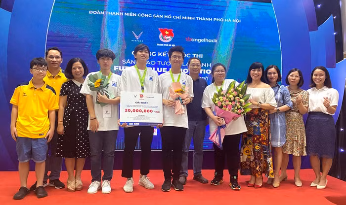 4 em học sinh Trường Ams tại lễ trao giải cùng cô giáo chủ nhiệm lớp và một số cha mẹ học sinh. Ảnh: Nhà trường cung cấp.