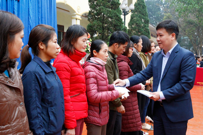 Nhà báo Nguyễn Tiến Bình thăm hỏi, tặng quà một số giáo viên có thành tích trong sự nghiệp Giáo dục tại thị xã Phú Thọ. Ảnh: Tùng Dương.