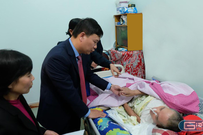 Nhà báo Nguyễn Tiến Bình – Tổng Biên tập Tạp chí điện tử Giáo dục Việt Nam trao quà cho Thầy giáo Phạm Đình Thoan - Cựu giáo chức tại thị xã Phú Thọ. Ảnh: Lại Cường.